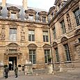 Hotel de Sully, cour 