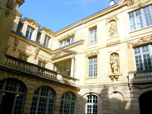 Vieille du temple amelot de bisseuil cour intérieure