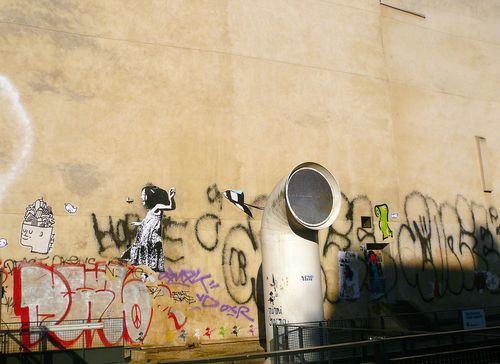 Fontaine stravinski mur tagué