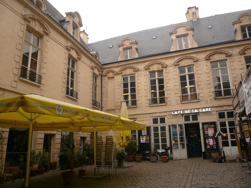 Cour et café de la gare