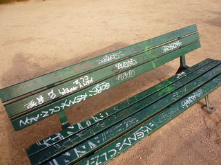 Banc bords de seine libre tagué 27 02 12