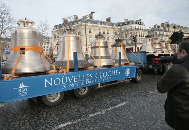 519461_un-camion-transportant-les-nouvelles-cloches-de-notre-dame-traverse-la-place-de-l-etoile-a-paris-le-31-janvier-2013