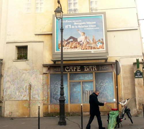 Bretagne devanture café ancien bis cadrée