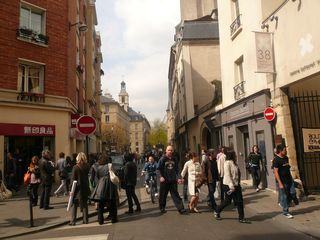 Francs bourgeois rue encombrée dimanche