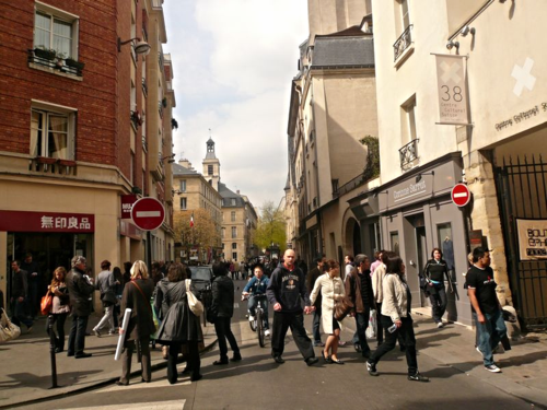 Francs bourgeois rue encombrée dimanche