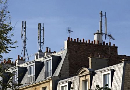 Libe613793-des-antennes-relais-sur-les-toits-de-paris_m