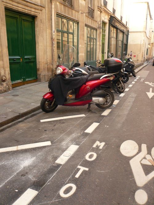 Guillemites 1-3 parking motos zoom 05 03 14