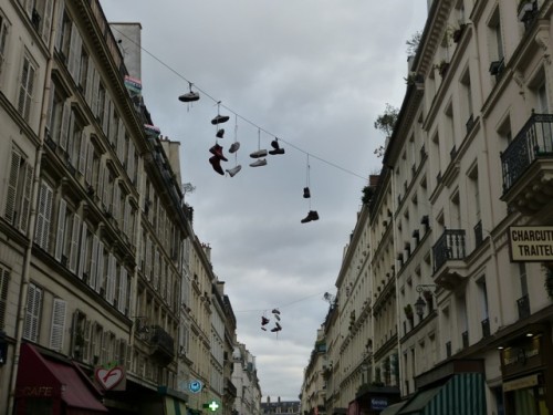 Chaussures-accrochees-Street-art-Beaubourg-4
