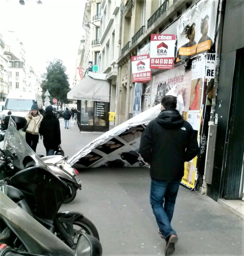 Beaubourg 52 affiche en croute décolée 03 03 17