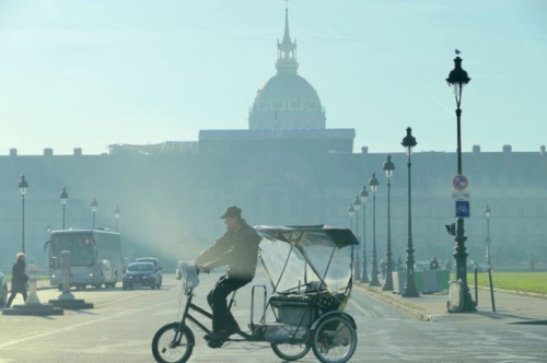 Invalides-a-paris-lors-du-pic-de-pollution-en-france-le-1er-decembre-2016-730x485