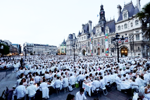 Diner-en-blanc-devant-l-hotel-de-ville-a-paris-le-8-juin-2017