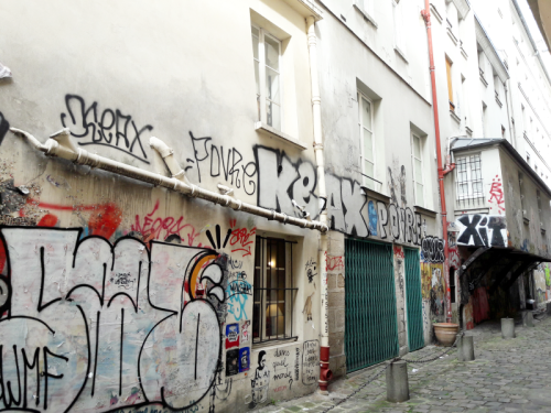 Arbaletriers façade taguée et visiteurs