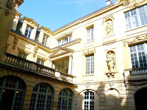 Vieille du temple amelot de bisseuil cour intérieure