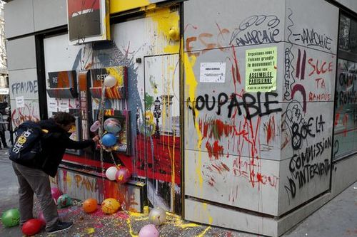 République nuit debout agence soc gén souillée 12 04 16