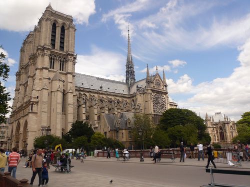 Notre dame parvis vue du pont