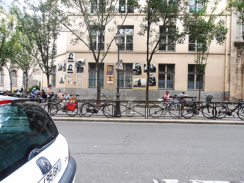 triste conservador energía Vivre le Marais, Vivre Paris centre !: L'école maternelle de la rue des  Archives (IVe) est devenue un immense mur d'affichage