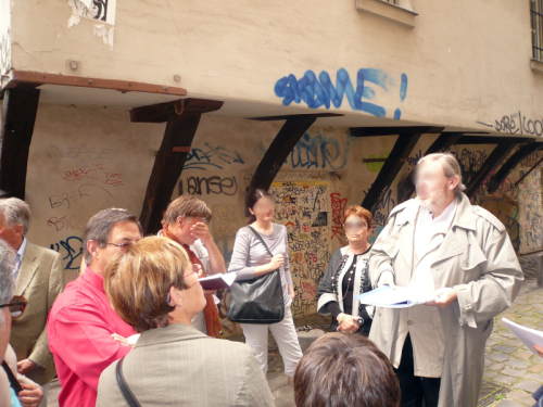 Arbaletriers façade taguée et visiteurs