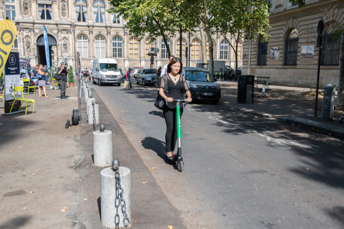 La circulation des trottinettes électriques sera interdite sur les  trottoirs à la rentrée, annonce Elisabeth Borne