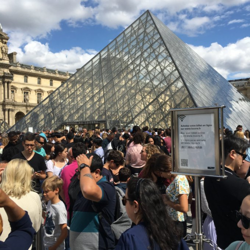 Louvre musée pyramide foule 18 08 19