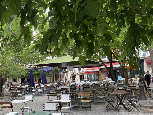 Ste catherine place tables chaises