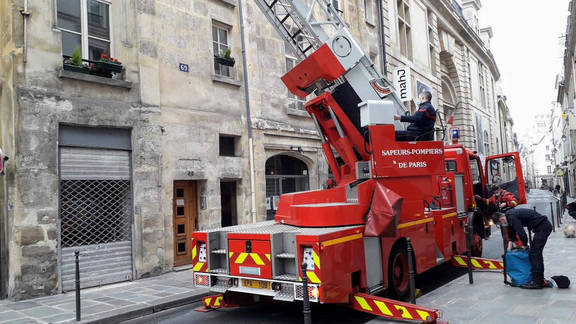 Vivre Le Marais Vivre Paris Centre Les Pompiers De Paris Deploient La Grande Echelle Rue Du Temple Pour Sauver Un Chat En Peril