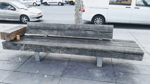 Banc bois isolé république