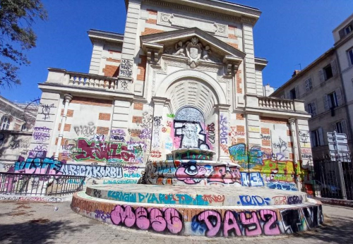 Fontaine_du_palais_des_arts_a_marseille_-_tags_1