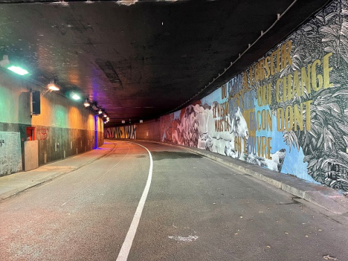 Tunnel du louvre street art varié