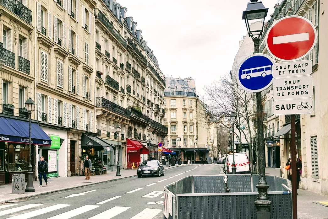 Vivre le Marais, Vivre Paris centre !: Quand des panneaux d'affichage  deviennent un obstacle aux circulations douces