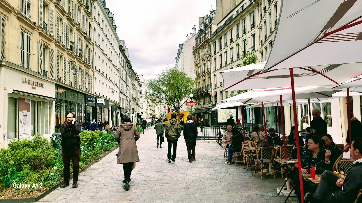 Vivre le Marais, Vivre Paris centre !: Quand des panneaux d'affichage  deviennent un obstacle aux circulations douces