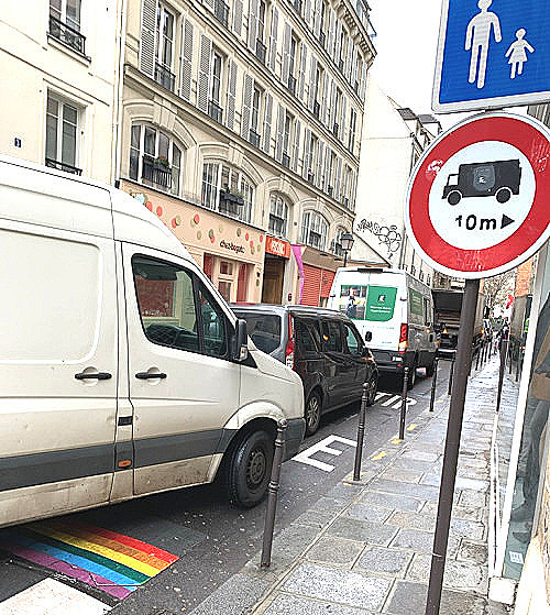 Vivre le Marais, Vivre Paris centre !: Quand des panneaux d'affichage  deviennent un obstacle aux circulations douces