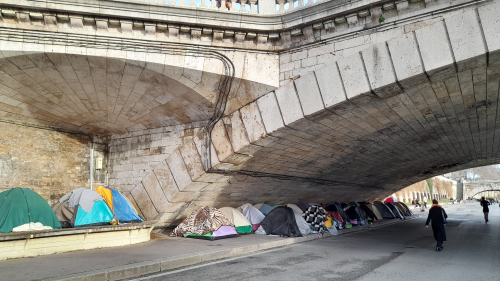 Tentes sous pont bis