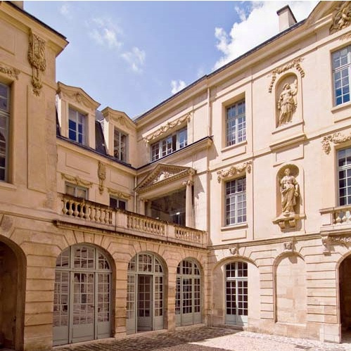 Hôtel Amelot de Bisseuil, cour intérieure et fronton